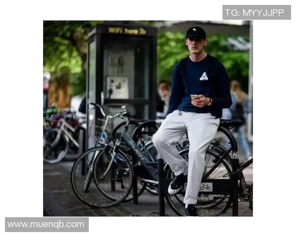 中国足球明星街头穿搭引领潮流球场外的时尚风采瞬间分享