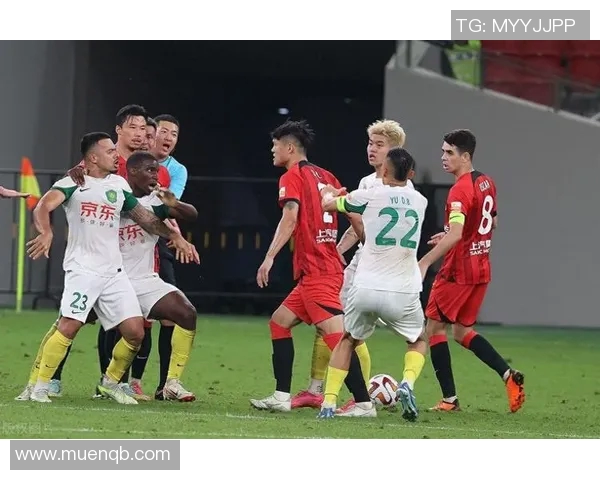 足球球星因与小孩发生冲突遭热议 社会各界对此事件反应强烈 足球球星因与小孩发生冲突遭热议 社会各界对此事件反应强烈